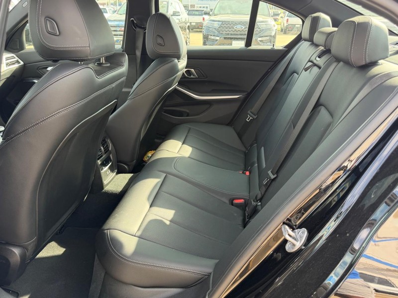 BMW 3 Series Vehicle Full-screen Gallery Image 09