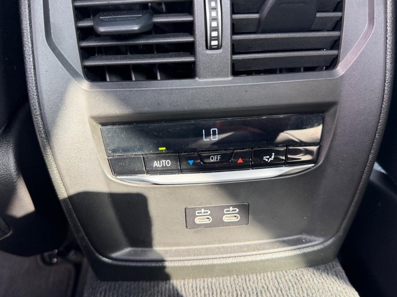 BMW 3 Series Vehicle Full-screen Gallery Image 11