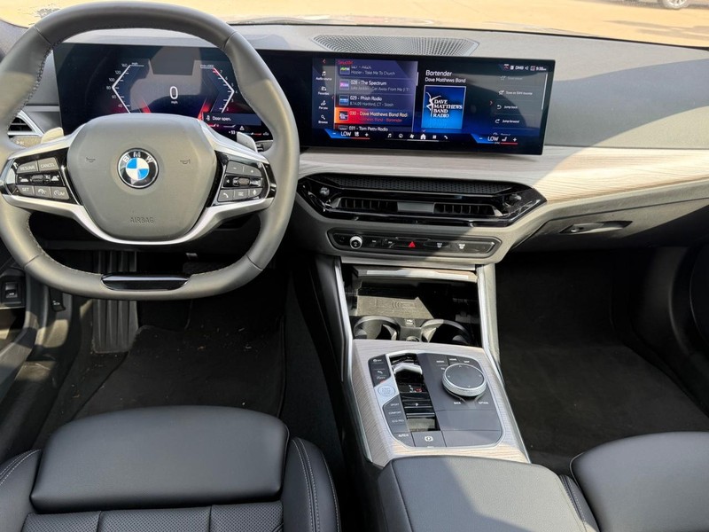 BMW 3 Series Vehicle Full-screen Gallery Image 12