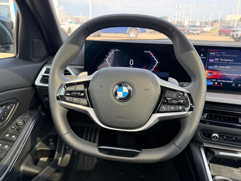 BMW 3 Series Vehicle Full-screen Gallery Image 13