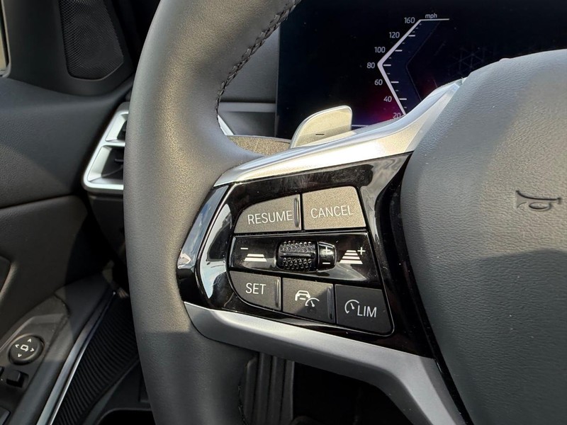 BMW 3 Series Vehicle Full-screen Gallery Image 14