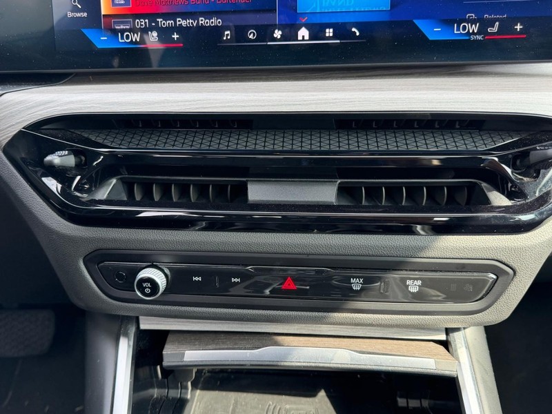 BMW 3 Series Vehicle Full-screen Gallery Image 17