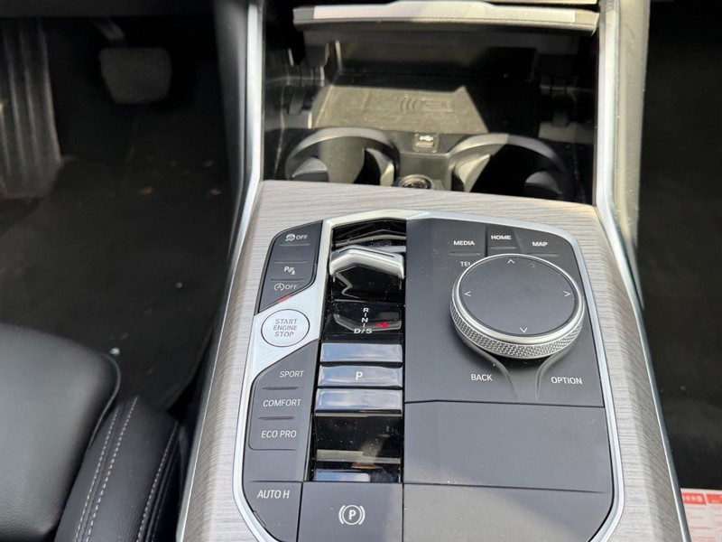BMW 3 Series Vehicle Full-screen Gallery Image 18