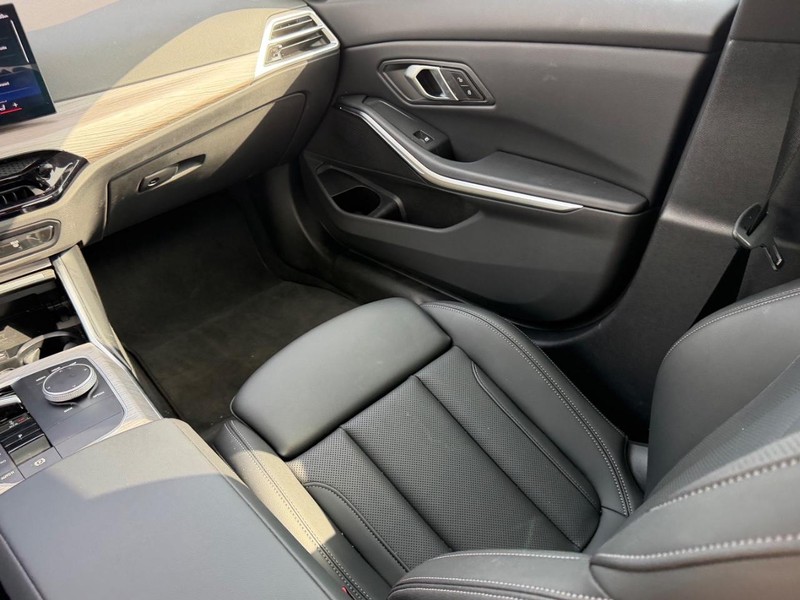 BMW 3 Series Vehicle Full-screen Gallery Image 19