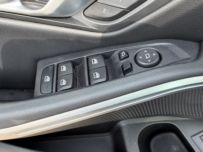 BMW 3 Series Vehicle Full-screen Gallery Image 20