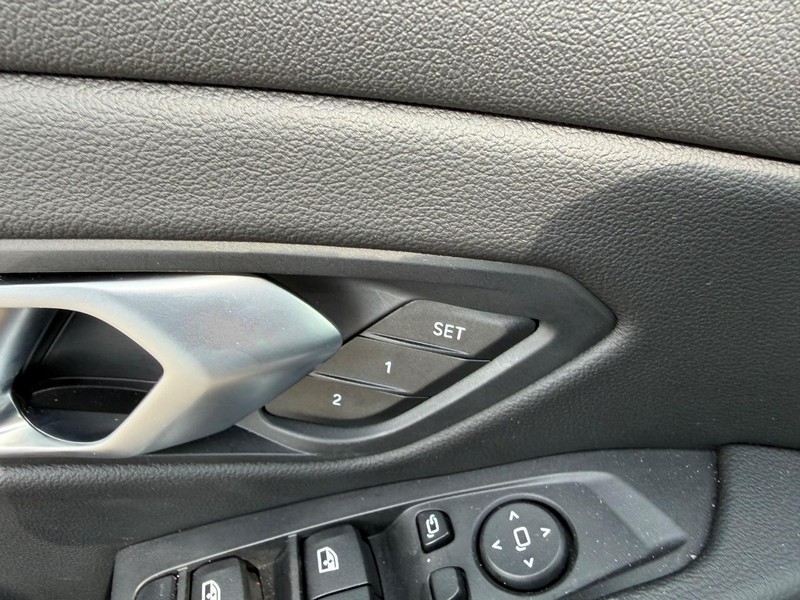BMW 3 Series Vehicle Full-screen Gallery Image 21