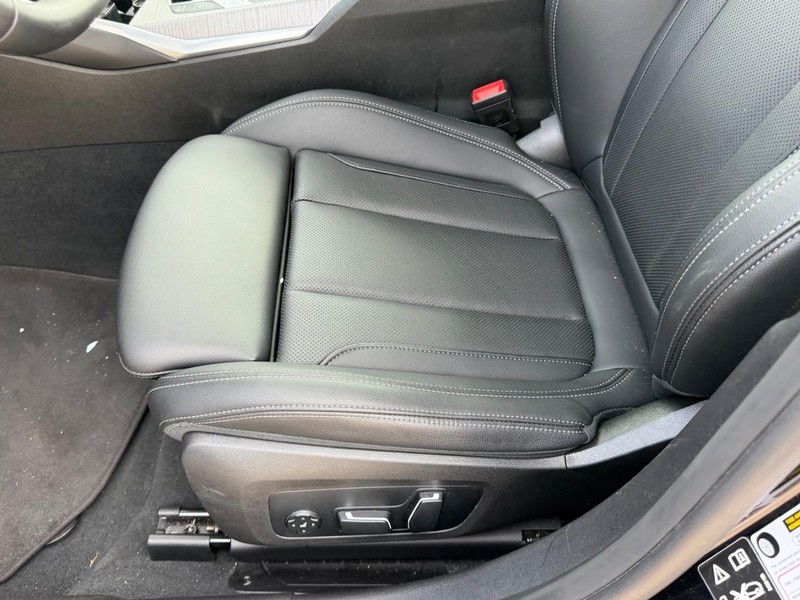 BMW 3 Series Vehicle Full-screen Gallery Image 22