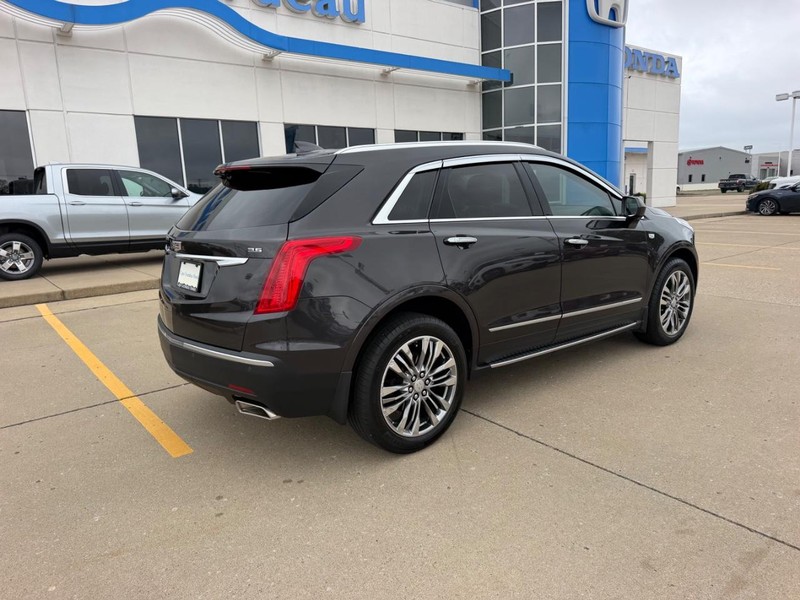 Cadillac XT5 Vehicle Full-screen Gallery Image 02