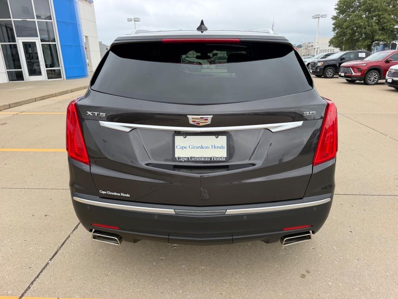 Cadillac XT5 Vehicle Full-screen Gallery Image 03