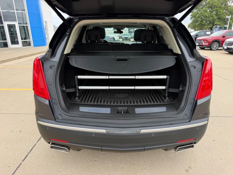 Cadillac XT5 Vehicle Full-screen Gallery Image 04
