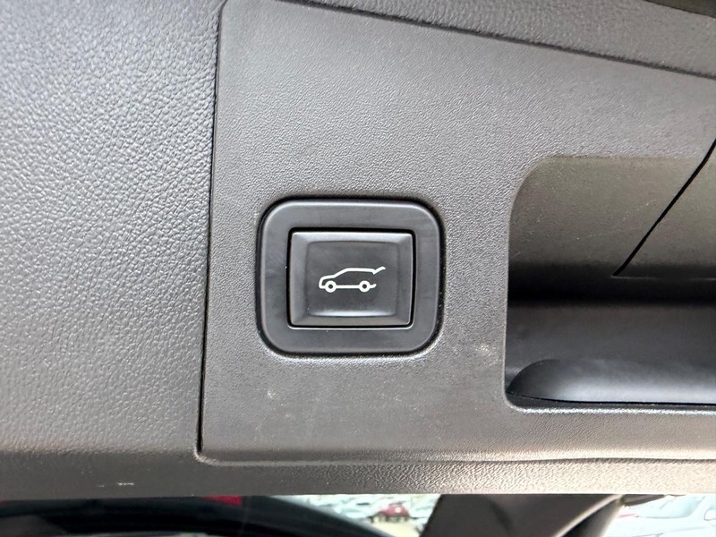 Cadillac XT5 Vehicle Full-screen Gallery Image 05