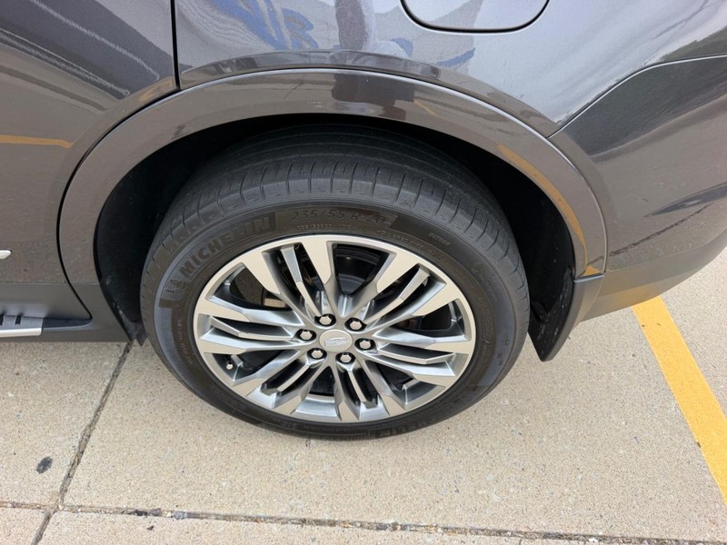 Cadillac XT5 Vehicle Full-screen Gallery Image 06