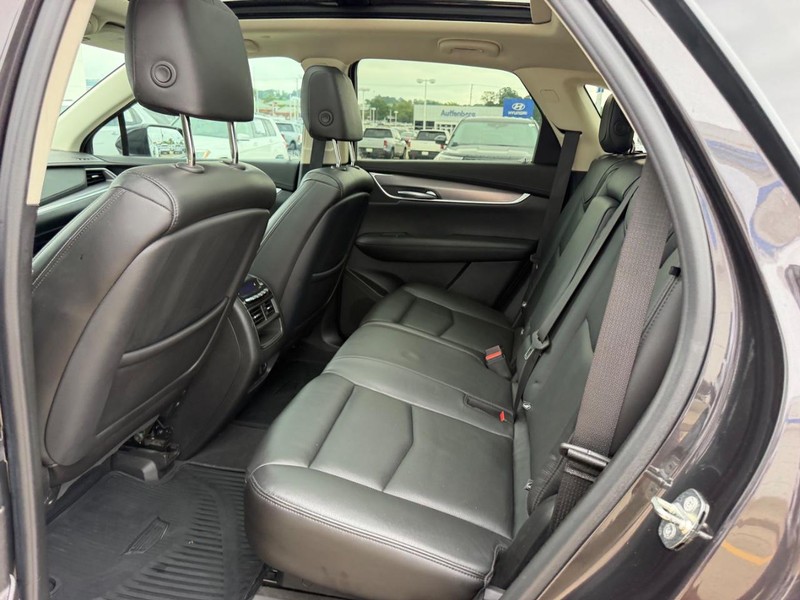 Cadillac XT5 Vehicle Full-screen Gallery Image 09