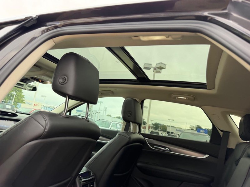Cadillac XT5 Vehicle Full-screen Gallery Image 10