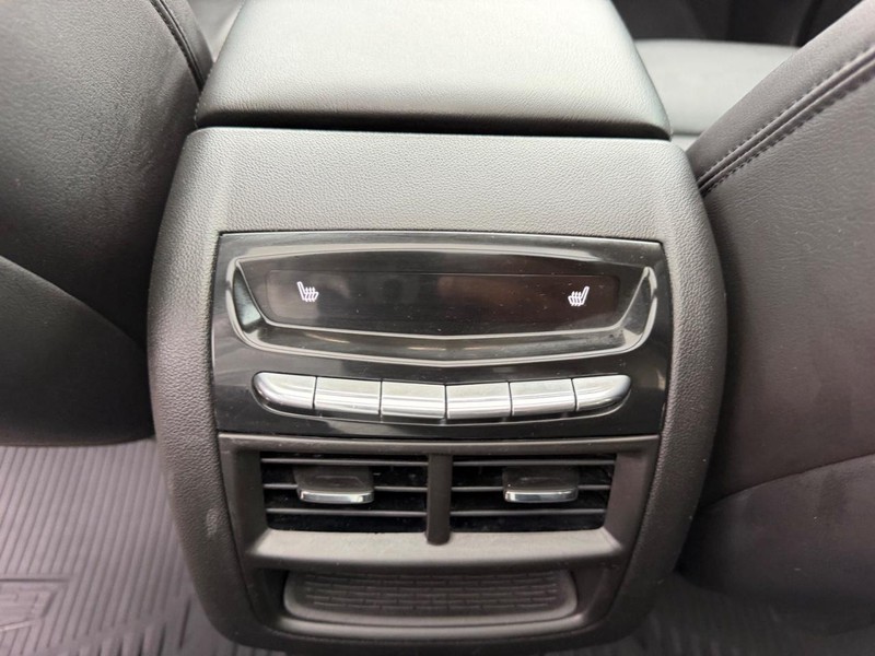 Cadillac XT5 Vehicle Full-screen Gallery Image 11