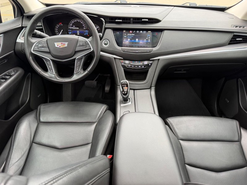 Cadillac XT5 Vehicle Full-screen Gallery Image 12