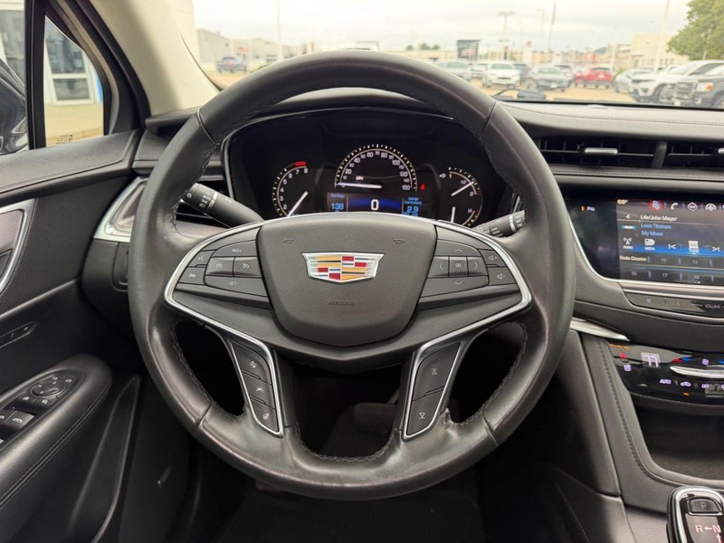 Cadillac XT5 Vehicle Full-screen Gallery Image 13