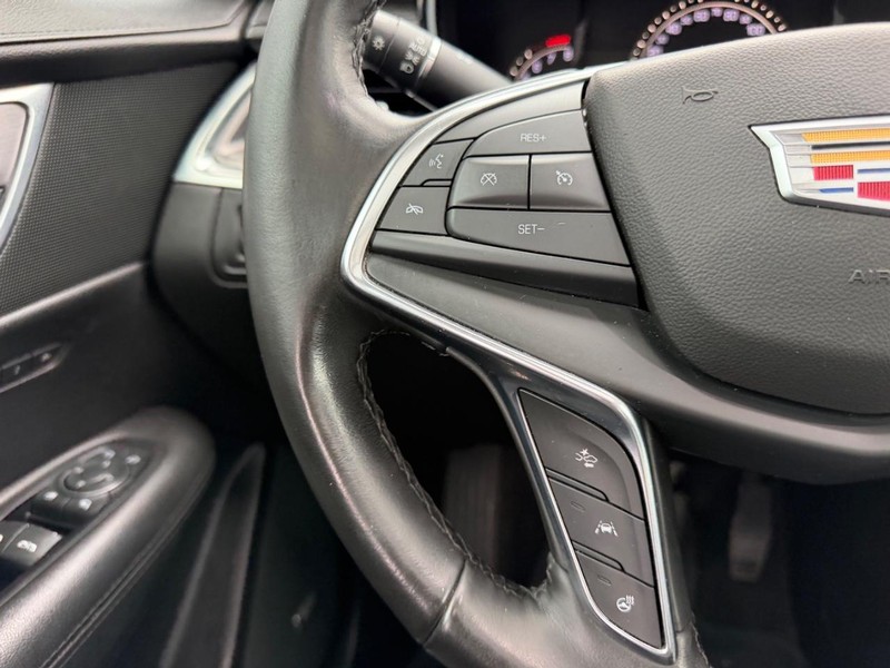 Cadillac XT5 Vehicle Full-screen Gallery Image 14