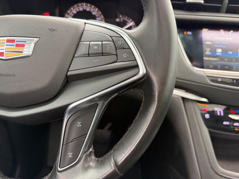 Cadillac XT5 Vehicle Full-screen Gallery Image 15