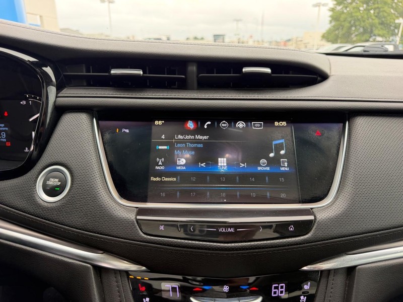Cadillac XT5 Vehicle Full-screen Gallery Image 16