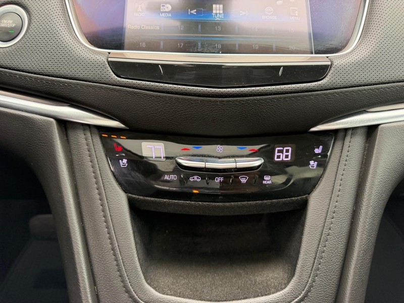Cadillac XT5 Vehicle Full-screen Gallery Image 17