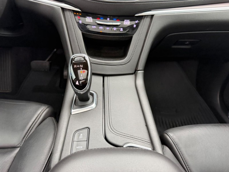 Cadillac XT5 Vehicle Full-screen Gallery Image 18