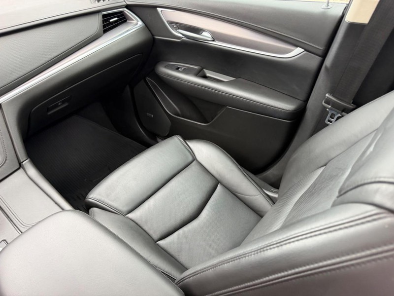 Cadillac XT5 Vehicle Full-screen Gallery Image 19