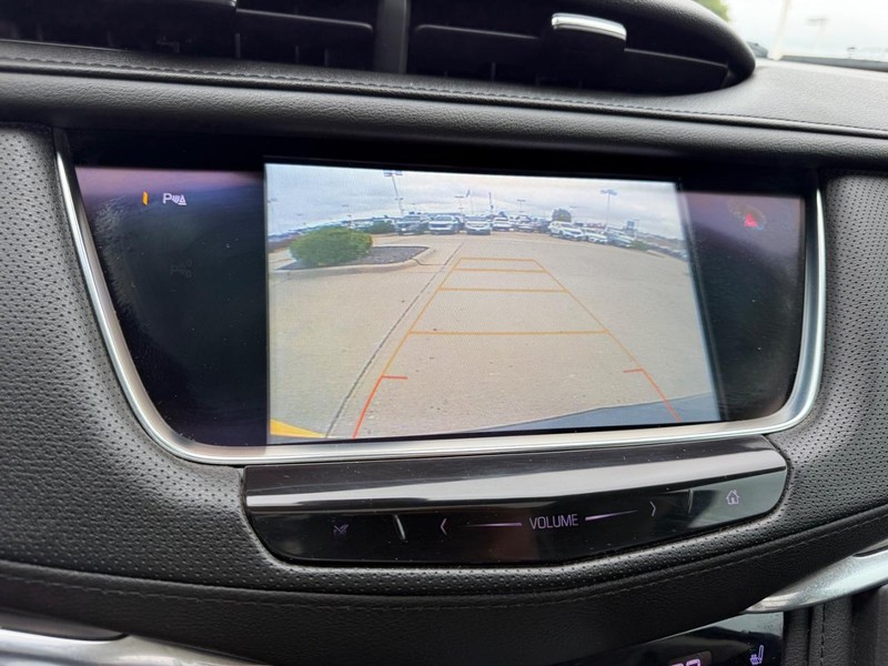 Cadillac XT5 Vehicle Full-screen Gallery Image 23