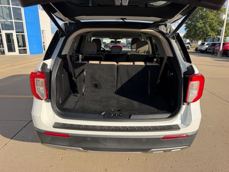 Ford Explorer Vehicle Full-screen Gallery Image 04