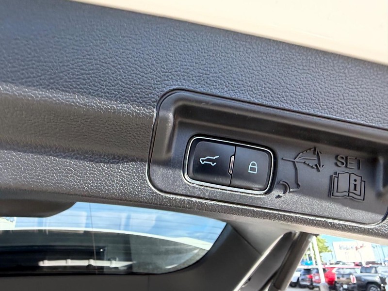 Ford Explorer Vehicle Full-screen Gallery Image 05