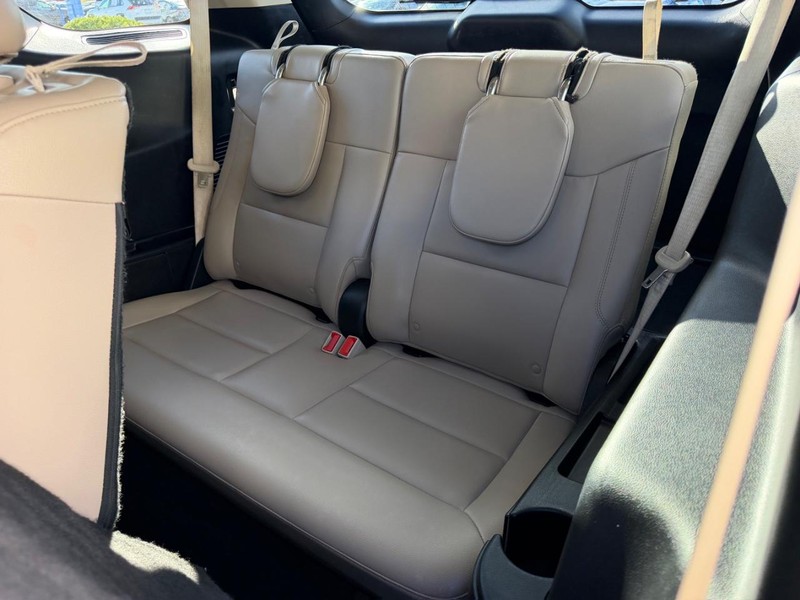 Ford Explorer Vehicle Full-screen Gallery Image 09
