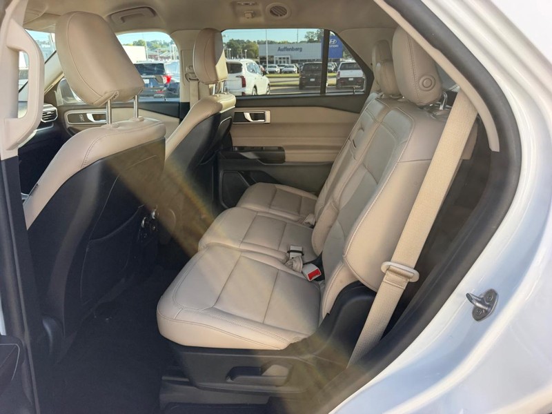 Ford Explorer Vehicle Full-screen Gallery Image 10