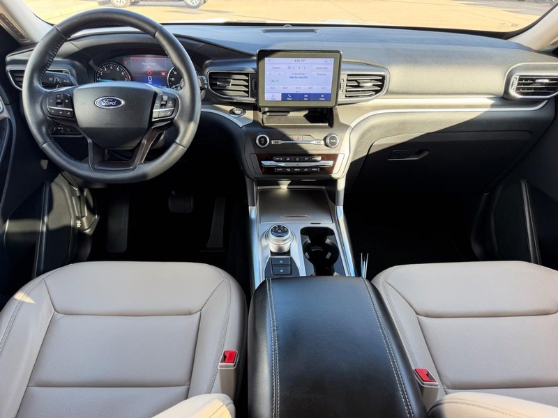 Ford Explorer Vehicle Full-screen Gallery Image 12