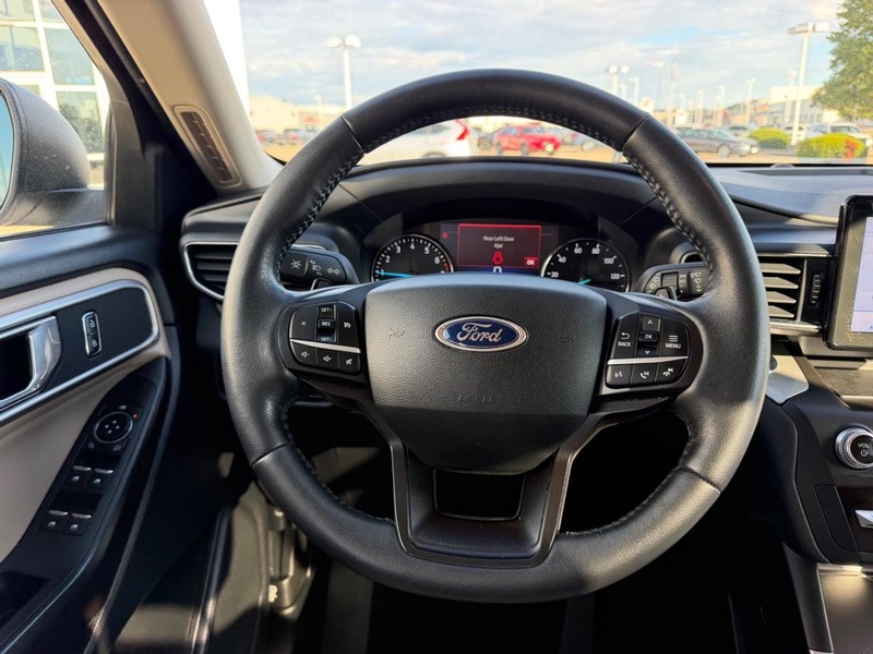 Ford Explorer Vehicle Full-screen Gallery Image 13