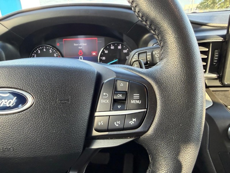 Ford Explorer Vehicle Full-screen Gallery Image 15