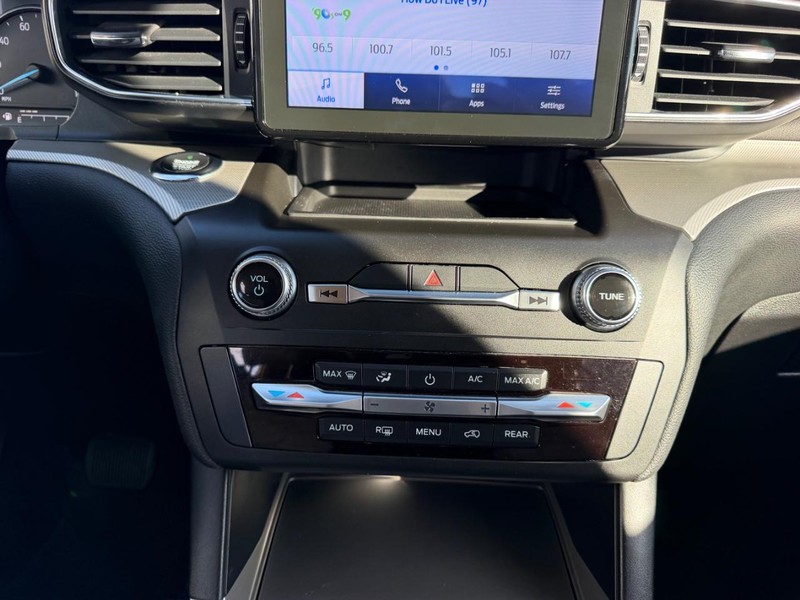 Ford Explorer Vehicle Full-screen Gallery Image 17