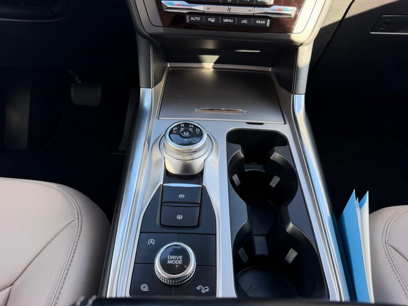 Ford Explorer Vehicle Full-screen Gallery Image 18