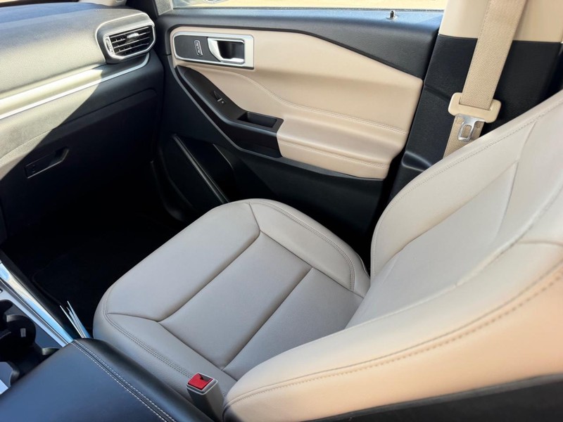 Ford Explorer Vehicle Full-screen Gallery Image 19