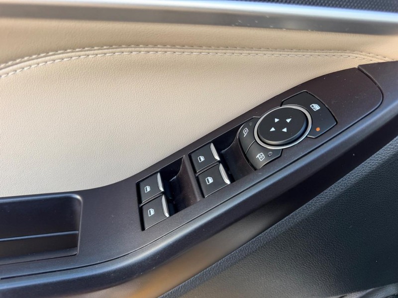 Ford Explorer Vehicle Full-screen Gallery Image 20