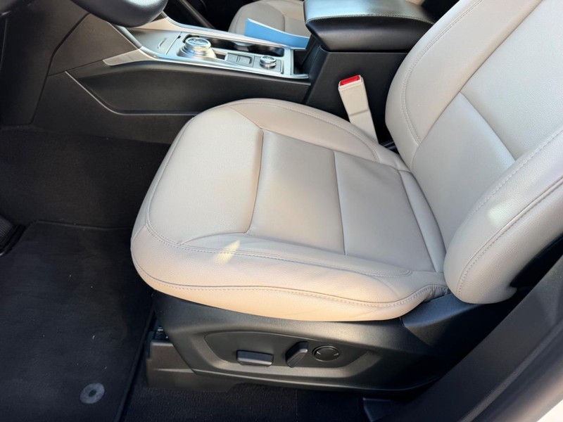 Ford Explorer Vehicle Full-screen Gallery Image 21