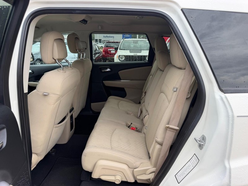 Dodge Journey Vehicle Full-screen Gallery Image 08