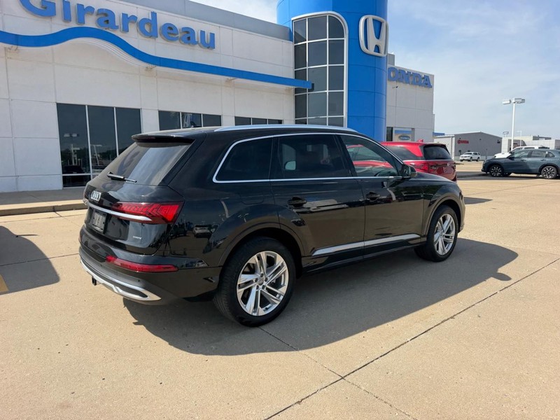 Audi Q7 Vehicle Full-screen Gallery Image 02