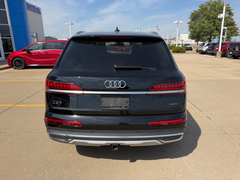 Audi Q7 Vehicle Full-screen Gallery Image 03