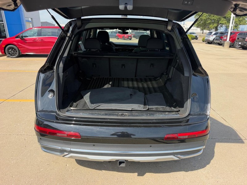 Audi Q7 Vehicle Full-screen Gallery Image 04