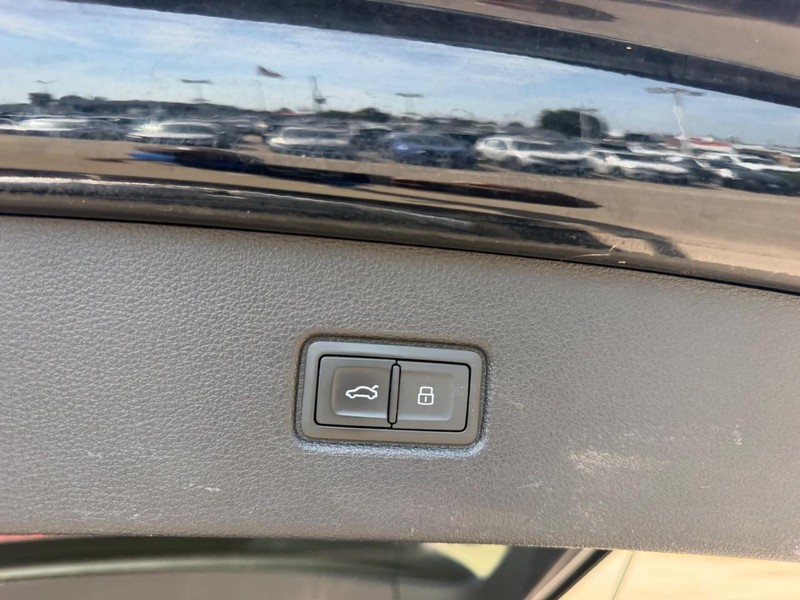 Audi Q7 Vehicle Full-screen Gallery Image 05