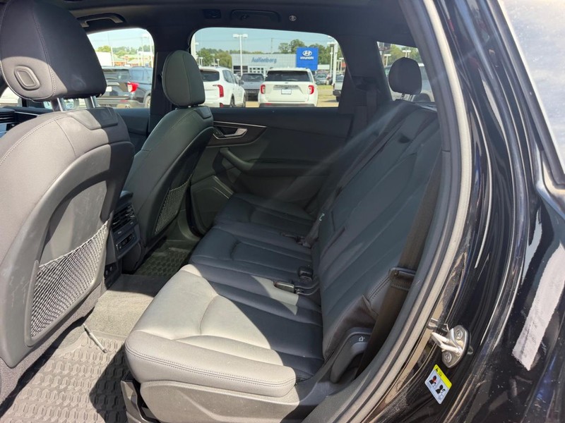 Audi Q7 Vehicle Full-screen Gallery Image 09
