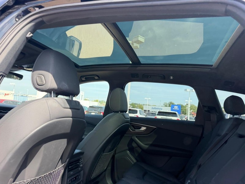 Audi Q7 Vehicle Full-screen Gallery Image 10