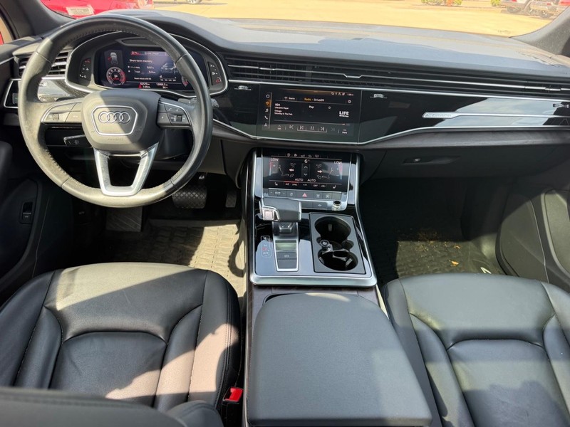 Audi Q7 Vehicle Full-screen Gallery Image 12