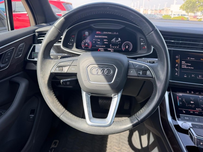 Audi Q7 Vehicle Full-screen Gallery Image 13