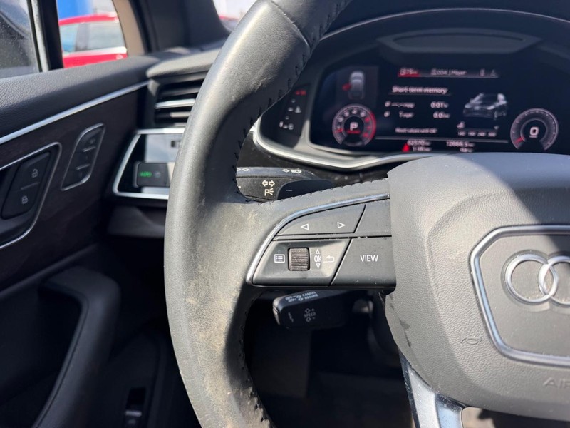 Audi Q7 Vehicle Full-screen Gallery Image 14